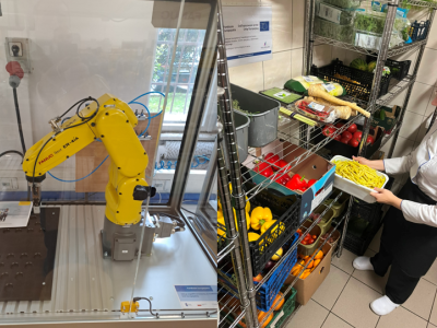 Płatne staże uczniowskie, roboty przemysłowe i inny nowoczesny sprzęt dla szkół dzięki projektowi  „Centrum Kompetencji Zawodowych w Gminie Miejskiej Kraków”. 