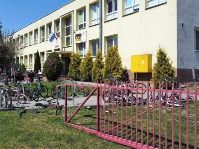 Szkoła Podstawowa nr 138, ul. Wierzyńskiego 3 - remont drzwi