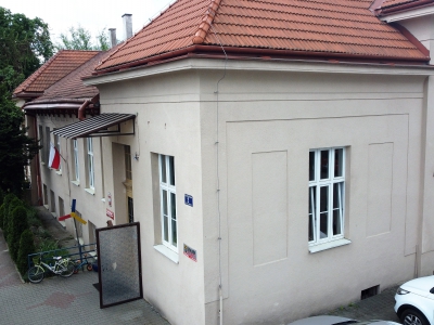 Samorządowe Przedszkole nr 82, ul. Głowackiego 2 - remont holu przy wejściu do przedszkola i inne prace remontowe