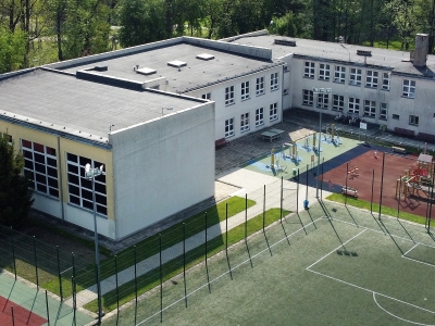 Szkoła Podstawowa nr 78 ul. Jaskrowa 5 - remont schodów, klatek schodowych, wymiana balustrad i inne prace remontowe