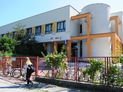 Szkoła Podstawowa z Oddziałami Integracyjnymi nr 151, ul. Lipińskiego 2 - wymiana instalacji elektrycznej wraz z główną tablicą rozdzielczą - projekt i realizacja - etap; remont zaplecza sanitarnego segment B