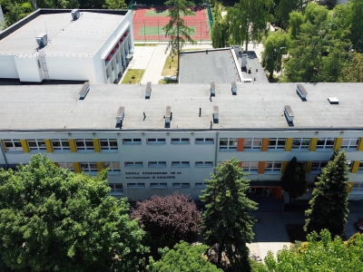 Szkoła Podstawowa nr 25, ul. Komandosów 29 - wymiana tablicy głównej elektrycznej w wiatrołapie wraz z wymianą posadzki