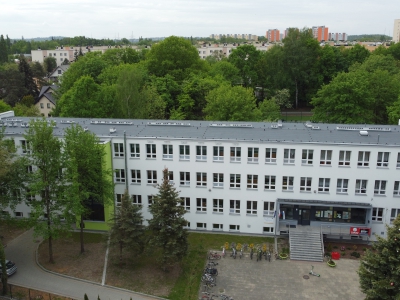 Szkoła Podstawowa nr 111, ul. Bieżanowska 204 - naprawa nawierzchni placu zabaw, malowanie klatek schodowych, remont dachu domu nauczyciela