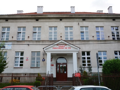 Szkoła Podstawowa nr 156, ul. Centralna 39 - wymiana płytek PCV i malowanie sal