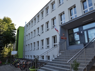 Szkoła Podstawowa nr 111, ul. Bieżanowska 204 - remontowe remont chodnika i inne prace remontowe